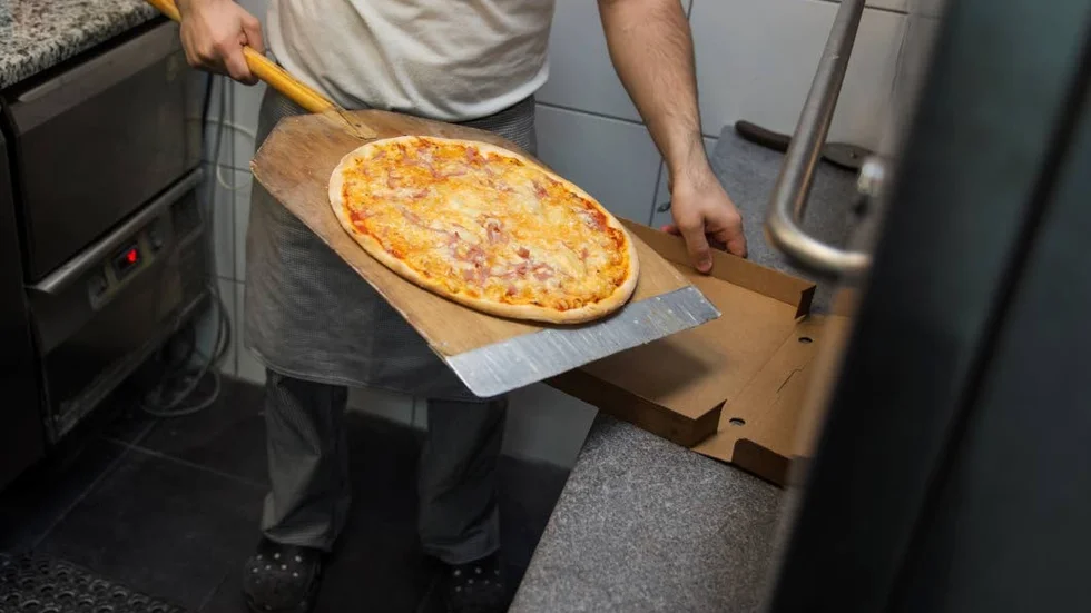 Ali har jobbat på en restaurang i Piteå kommun. Personen på bilden har ingenting med texten att göra.