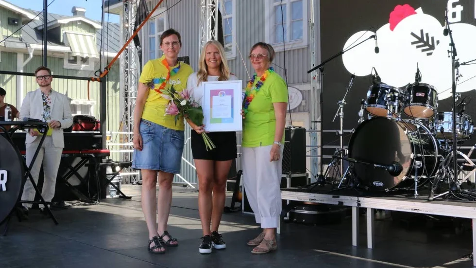 Josefin Sjögren (mitten) fick ta emot mångfaldsdiplom för Pirevas räkning under invigningen av PDOL. (Arkivbild)