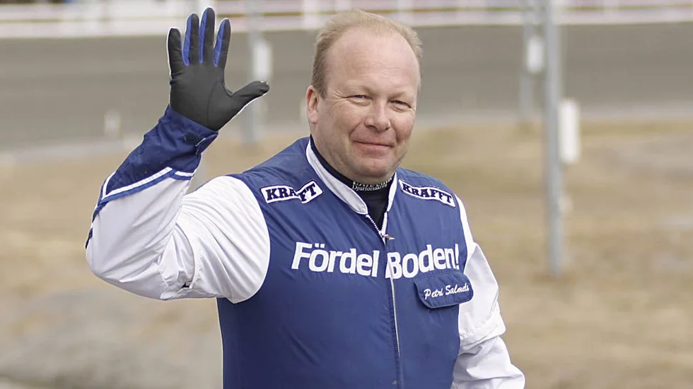 Bodentränaren Petri Salmela vann det största loppet för 4-åriga ston när hans Joy Sisu triumferade på Axevall tillsammans med kusken Mika Forss. Söndag eftermiddag kvalade Salmela-Forss in 3-åringen Käraste Sisu till största årgångsloppet för ston - OAKS som avgörs på Solvalla i mitten av oktober. 