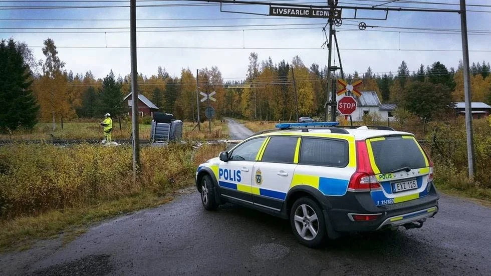 Bilen krockade med tåget vid Granberget.