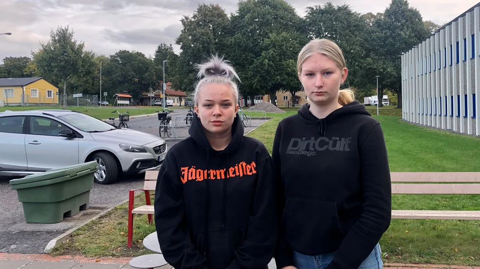 Amanda Roos Andersson (vänster) och Felicia Modig vill att bilister visar större hänsyn mot A-traktorer i trafiken.