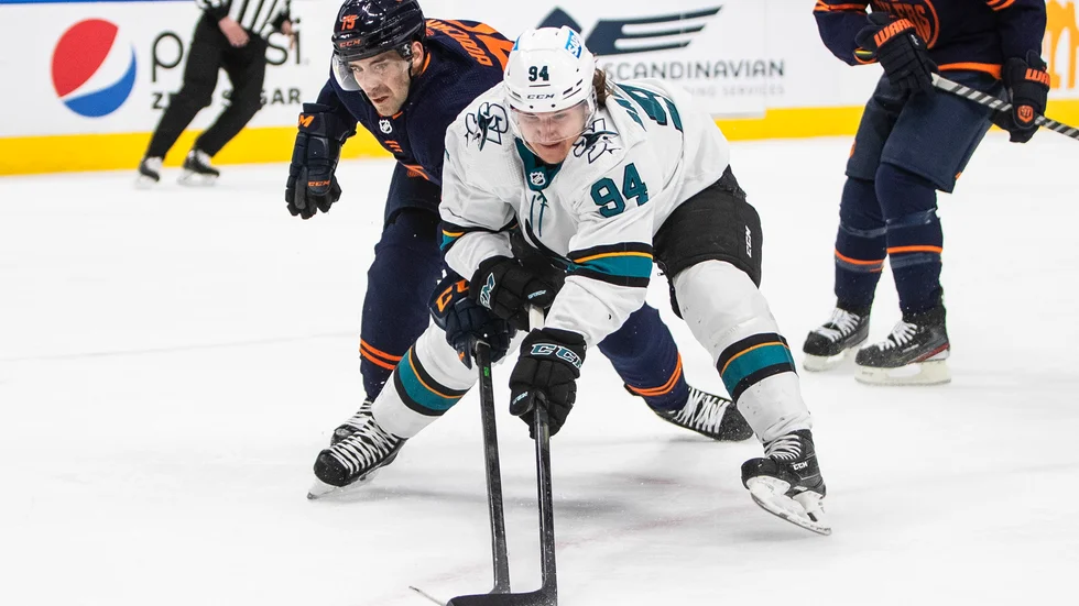 San Joses Alexander Barabanov (94) är en av de ryska spelare som nu tillåts spela i NHL-premiären i Prag.