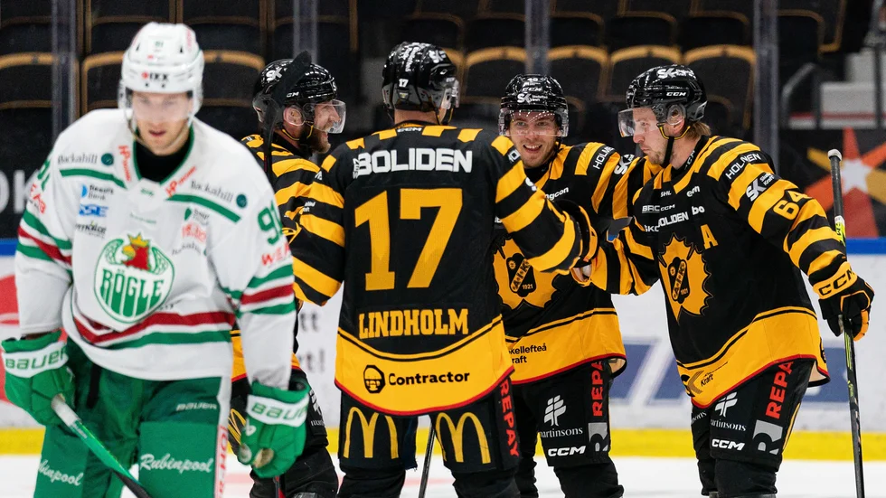 AIK:s Linus Lindström , Andreas Wingerli ch Jonathan Pudas jublar efter 5-2-målet mot Rögle. AIK vann toppmötet med de siffrorna.