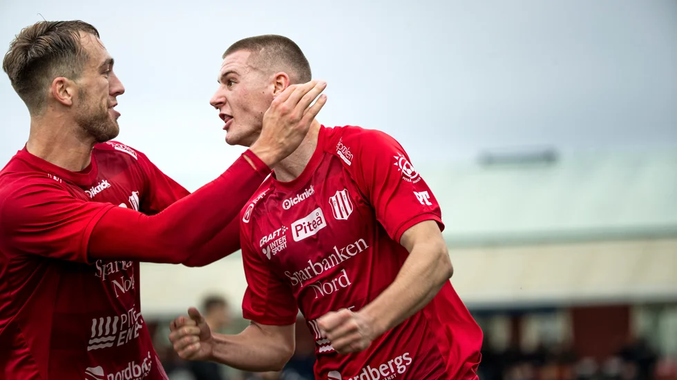 Marcus Fahlgren Hällström klappar om William Videhult efter målet som gav poäng till Piteå.