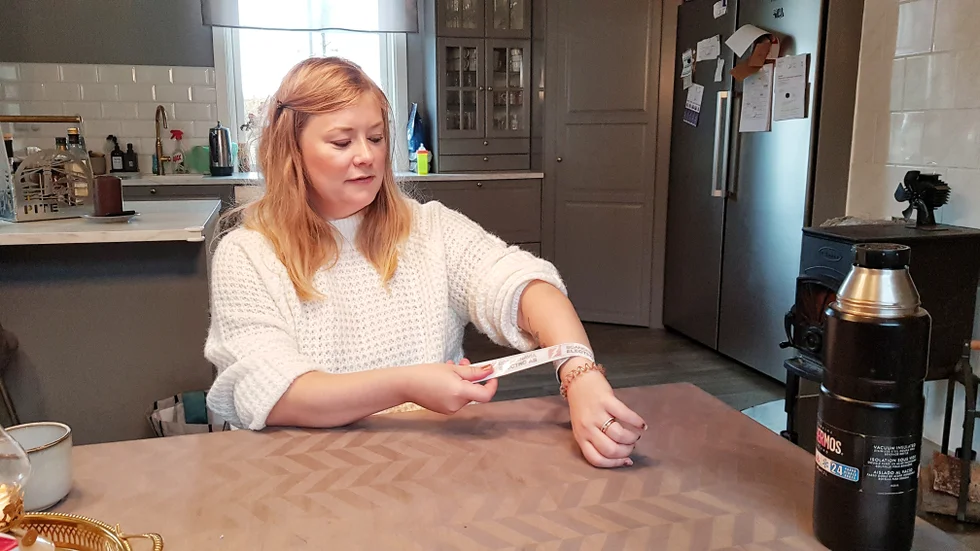 Maria Berg, Högsböle, är kritisk till att hon inte fick skänka reflexband till barnen på förskolan. "Kommunen borde skämmas", säger hon.