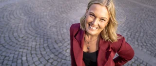 Årets nyårsrevy en blandning av allvar och show: ✓Valet ✓Kriget ✓"Och massor av dans, musik och effekter"