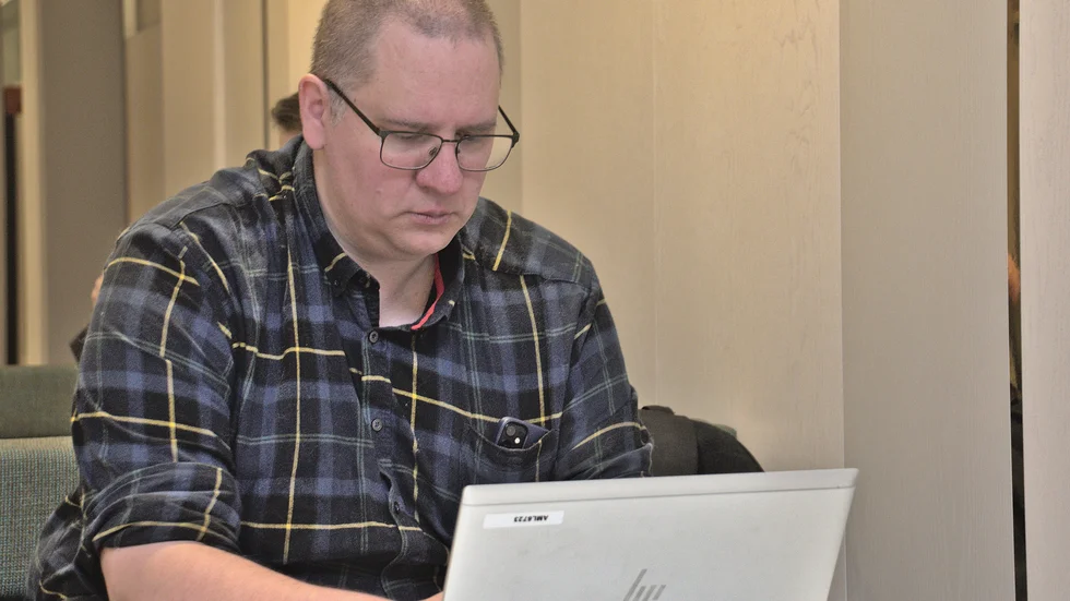 Kammaråklagare Jonas Fjellström säger att han yrkat på 10 års fängelse om den misstänkte inte får vård.