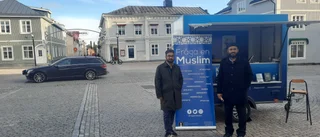 Fråga en muslim på Rådhustorget: "Vi står inte för slöjtvång eller förtryck"