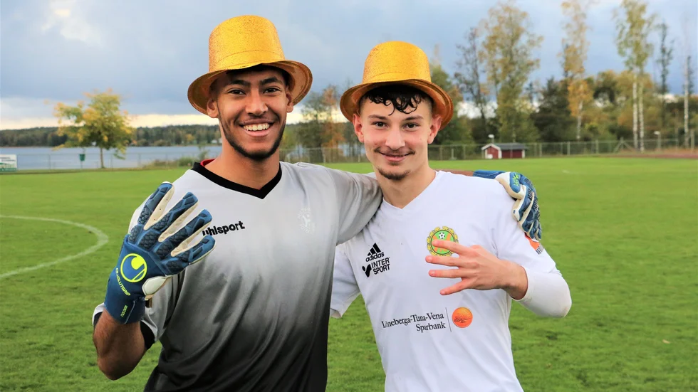 
Prydliga guldhattar och glada miner i Hultsfreds FK.