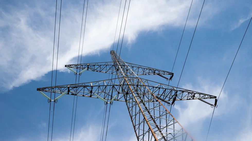 Sänkt energiskatt på el är en av åtgärderna som behövs för hjälpa företagarna som drabbas av de höga energipriserna, skriver Thomas Byström och Johan Grip.