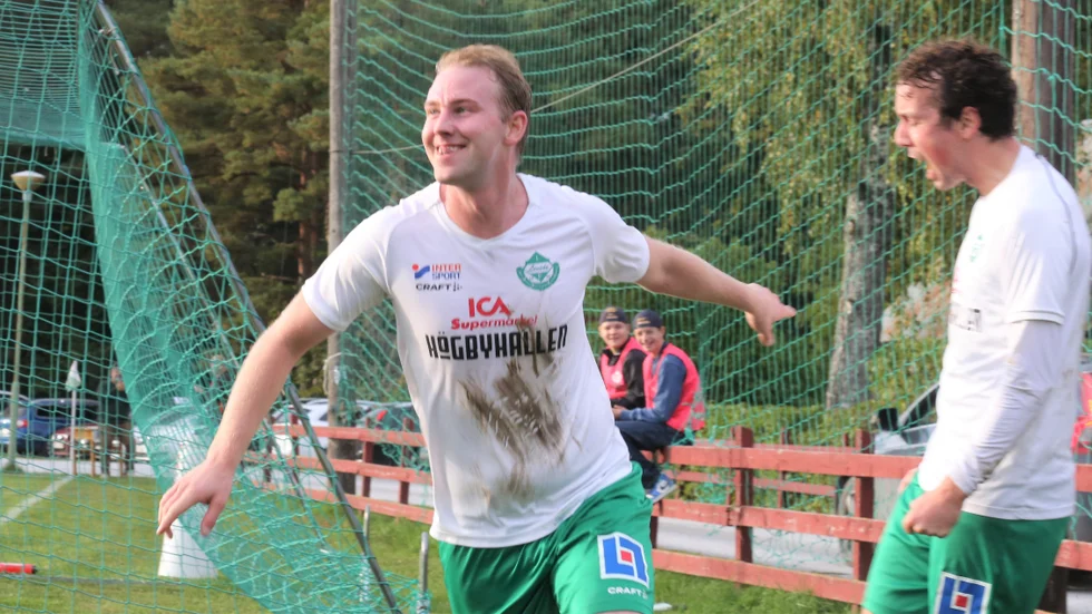 Peter Öhman firar sitt 3–0 mål för Levide i matchen mot FC Gute B. Bakom syns Andreas Ronström som assisterade till målet.