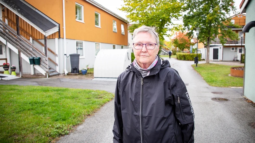 Yvonne Larsson bor sedan nio år tillbaka på Trädgårdsgatan, och även om hon själv inte drabbats av någon äggkastning så säger hon att händelserna i området påverkar henne. "Jag går inte längre ut med hunden efter att det blivit mörkt", säger hon. 