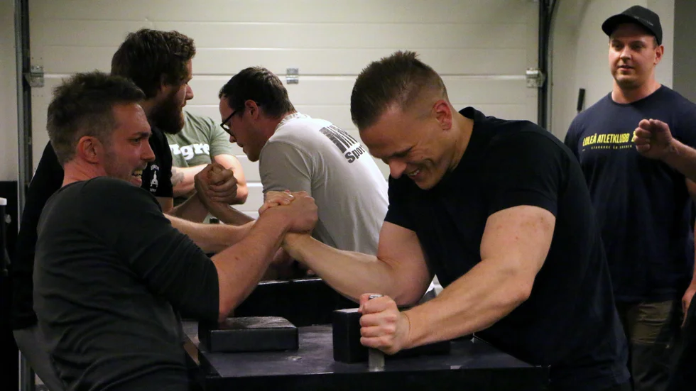 Daniel Öberg (till vänster) och Erik Westman (höger) har släpat med sig två brytbänkar till gymmet i Sjulnäs. "Sedan finns fler bord vi kan ta med oss vid behov", berättar Westman. 