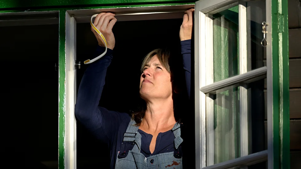 Vad gör du för att spara el? Här sätts nya tätningslister upp i en äldre villa med spröjsade fönster, för att minska drag och spara el och energi inför vintern.