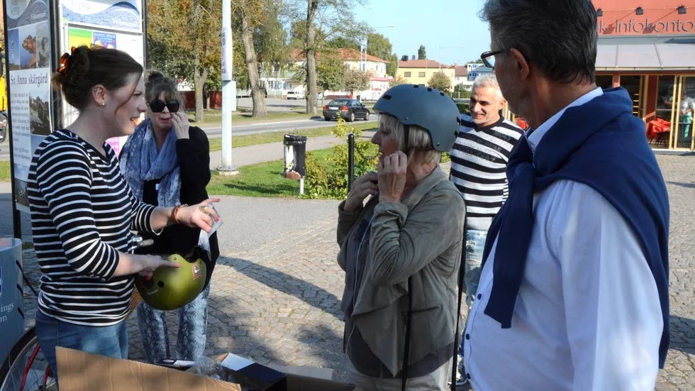 Cykelsäkerhet. Sandra Ljungdahl, energi- och klimatstrateg, delar ut cykelhjälmar.