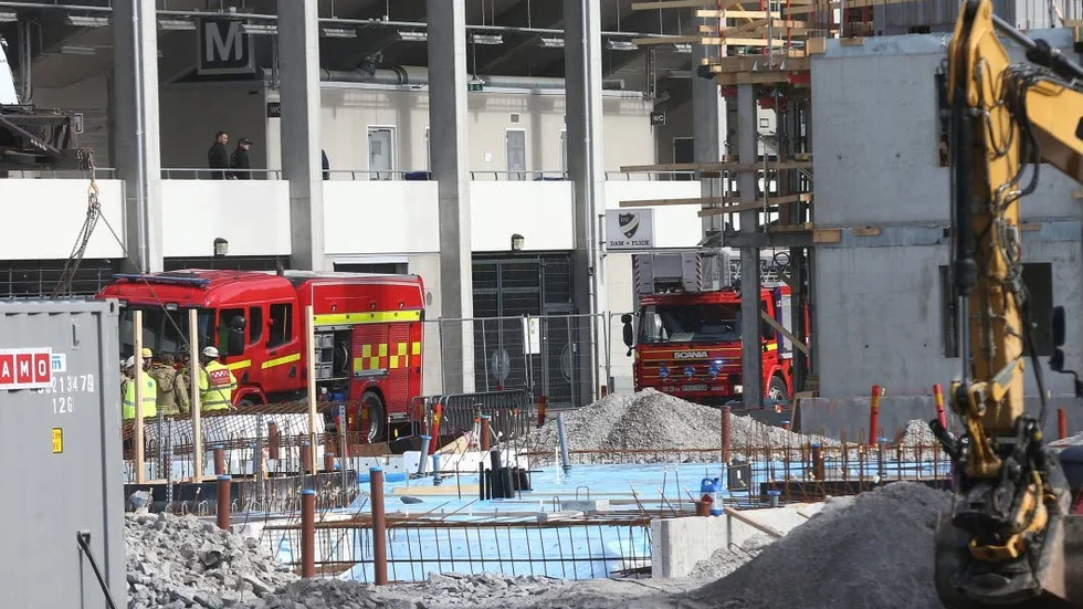 Allvarlig olycka. Här på byggarbetsplatsen intill Idrottsparken skadades den snart 23-åriga byggnadsarbetaren allvarligt på fredagsmorgonen.