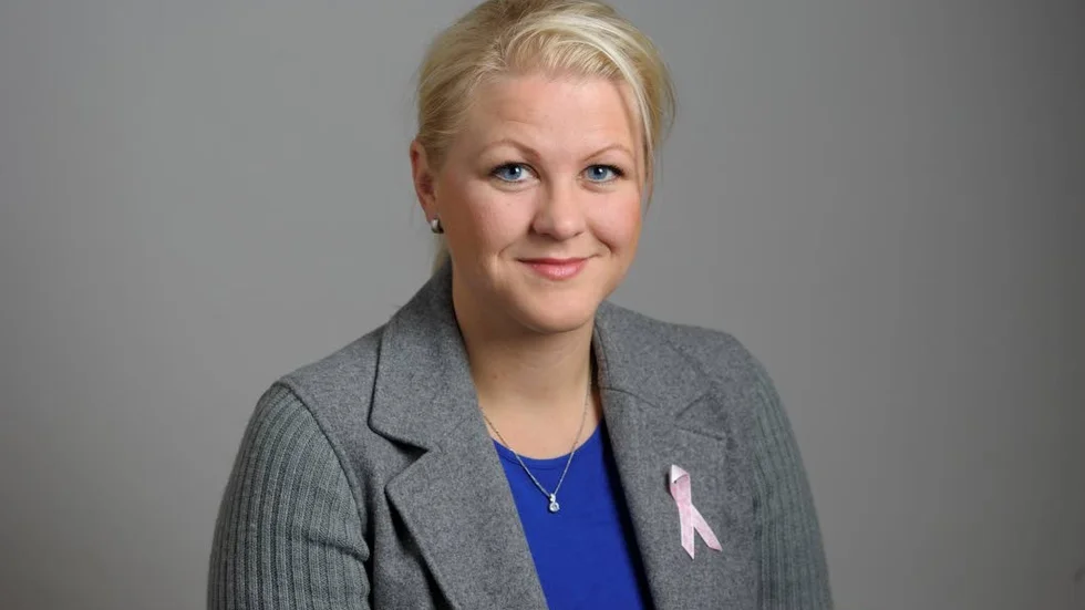 TAR I. Ulrika Karlsson (M) vill att Stefan Löfven deltar i EU-nämndens möte på plats, inte via telefon.
