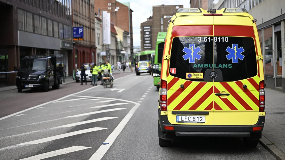 Polis och ambulans på plats i centrala Malmö efter att en person blivit knivskuren.
