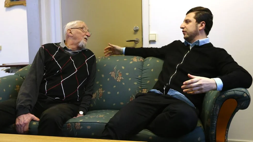 Samtal pågår. Robert Höglund (tv) i samtal med bosniakiska föreningens ordförande Mensur Mustafic.