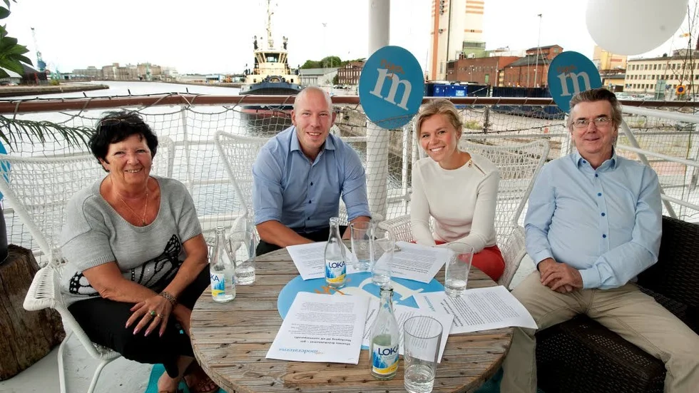 På Saga Lejon. Jirina Klevstig, Libbie Haag och Sophia Jarl från Moderaterna har sedan en tid fört samtal med kapten Lasse Wallin.