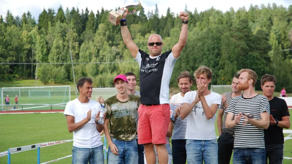 Segrare. Stefan Fransson sträckte armarna i skyn när hans lag vann Kraftloppet förra året. I år siktar de på att upprepa bragden. Längst till höger syns Lars-Olof Gävert.