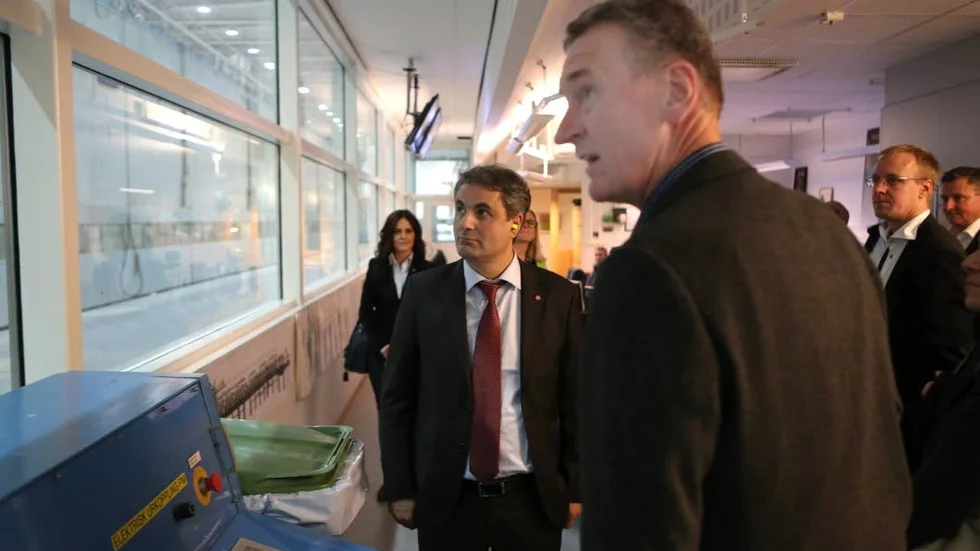 Ministern på besök. Socialdemokraternas  Ibrahim Baylan, ny energiminister, gjorde under onsdagen en rundvandring på Bravikens pappersbruk i Norrköping.
