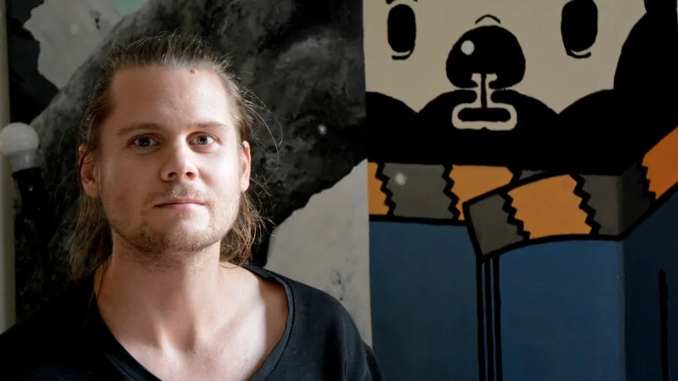 Nöjd. Klas Isaksson debuterar som serietecknare med den delvis självbiografiska serieromanen "Evig lycka", livskapitlet före Den Svenska Björnstammen. "Jag är väldigt nöjd. Ibland blir man nervös, men det känns inte lika jobbigt när man är nöjd. Om man är mer osäker litar man mer till vad andra och recensenter tycker."
Foto: Sara Segraeus