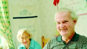 Kurt Holstensson lever med sin hustru och de klarar sig själva. "Det var som att hamna till himlen när vi kom hit", säger han om den egna lägenheten på Slottsgatan.
FOTO: JANNE FORSBY