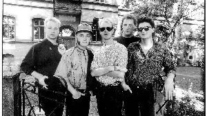 På Palace återförenas det ursprungliga Cod Lovers på annandag jul. Så här såg bandet ut för femton år sedan, från vänster: Johan Skaneby, bas, Johan Wallin, gitarr och orgel, Johan Hallgren, sång, Staffan Hubner, trummor och Niklas Barwe, gitarr.  	FOTO: ROBERT SVENSSON