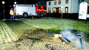 Julbocken i halm som sattes upp vid första advent fick inte stå till jul. I söndags kväll brann den upp. - Det är tråkigt att inte grejerna får vara i fred när man gör något för stan, säger Stig Wallman som sponsrat bocken.
FOTO: THOMAS AHLBLOM/WIGHSNEWS
