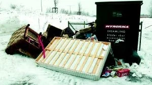 Under söndagen har någon slängt möbler, andra grovsopor och även hushållsavfall vid återvinningsstationen på Klockaretorpet vid Willys. Det handlar om ett brott mot miljöbalken som kan ge upp till ett års fängelse.
FOTO: ANITA KJELLBERG