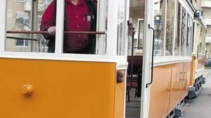 På lördag invigs den nyrenoverade spårvagnssläpvagnen vid en ceremoni vid Centralstation, men redan på torsdagkväll bjuds släpvagnens sponsorer på en åktur runt stan av spårvagnsentusiasten Willy Forsström och hans medarbetare.
FOTO: ANITA KJELLBERG