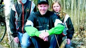 Njuter. Anders Berg, Linköpings OK njuter segerns sötma vid Finspångs SOK:s orientering. Här flankeras han av två andra vinnare, Finspångssyskonen Oskar och Karin Svensson, vilka tog hem H12 respektive D10.  Foto: Nils Sjödin
