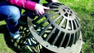 Norrköping har många farliga dagbrunnar utan lås som går att få upp med bara händerna, bland annat i Vasaparken där många barn leker. Detta trots att en olycka nyligen skedde i Motala.
FOTO: JANNE FORSBY
