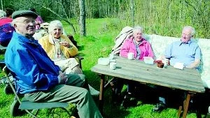 Säsongsstarten i Lunddalen lockade närmare 60 pensionärer. Till dem som njöt ute i det fria var bland andra från vänster Runo Lindvall, Stina Nilsson och makarna Britt och Sven Landberg.
FOTO: CHRISTINE LINDSTRÖM