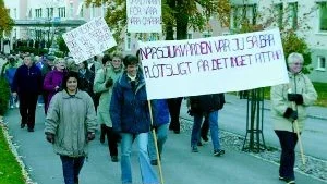 Samlade tågade demonstranterna. Från lasarettet till Förvaltningstorget gick demonstrationståget som samlade närmare 1 000 demonstranter.FOTO: TITTI OLOVSSON