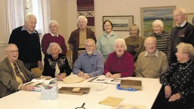 Lotorpscirkeln. Sittande fr v: Rolf Fröberg, Britta Nilsson, Stellan Rehnberg, Gerd Ahldin, Runo Lindvall, Eivor Fredriksson. Stående fr v: John Ahldin, Annalisa Karlsson, Gudrun Wiklund, Elna Nilsson, Inga-Britta Robertsson, Karin Persson, Nisse Fredriksson.
FOTO: TITTI OLOVSSON
