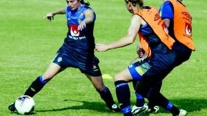 Fotbollsdamerna löper större risk än herrarna att drabbas av knäskador. 
FOTO: SCANPIX