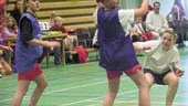 Elin Lundstedt i Grosvad 4-5 gul hoppar och vräker iväg ett målskott i finalen. Två Viggestorpsförsvare räcker upp armarna för att täcka bollen, men lyckas inte.
FOTO: GUNNAR JOHANSSON