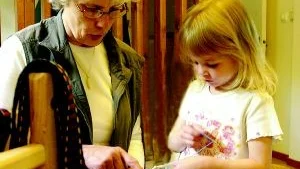 Kerstin Aktner håller på att lära barnbarnet Ellen hur brickvävning går till under landsbygdens dag i Ljusfallshammar.
FOTO: TITTI OLOVSSON