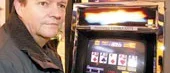 Så ska han rädda unga ur spelfällan