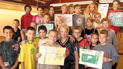 De stolta vinnarna i FN-partiet står framför sina klasskamrater i 4 a där det hölls skolval häromdagen.
FOTO: NICLAS SANDBERG