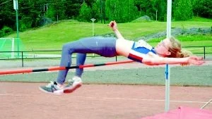 Svenska mästarinnan i mångkamp inomhus för 15-åringar, Ellinor Rosenqvist, Norrköpings FIK, tävlade ensam i sin klass och klarade 1,52 i höjdhopp.
FOTO: GUNNAR JOHANSSON