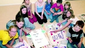 röjmålning. Under teaterlägrets sista dag fick ungdomarna måla varsin tröja, ett bra minne att ta med sig hem från dagarna vid Brenäs skola.
FOTO: TITTI OLOVSSON