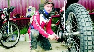 Som tur var slutade äventyret väl för vargstjärnan Viktor Bergström, som var en av tre olyckliga på Täby motorstadion häromkvällen.
FOTO: ROBERT SVENSSON