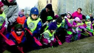 De 140 barnen rusade mot den lilla sandbanken för att med spadtag inviga bygget. Men det blev nog mer än ett spadtag, få av barnen från Portlåset och Sadelmakaren kunde sluta gräva fast lärarna lockade med saft.
FOTO: JUDIT ENGELHARDT