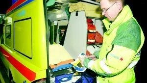 - Vi är oroade över de uppdrag där patienten behöver hjälp i Norrköping. Vad händer om kirurgläkaren inte finns tillgänglig och vi måste köra till Linköping. Och det är inte bara skrämselprat utan en verklighet som oroar oss, förklarar Ola Lundqvist.
FOTO: JANNE FORSBY