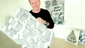 MÅS Persson håller just på att hänga sin utställning . Det blir ett förvillande intryck med alla vindlande perspektiv. Säkrast att koncentrera sig på några av bilderna. Venissage idag, lördag.
FOTO: NICLAS SANDBERG