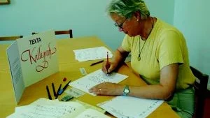Kalligrafi är en av de nya studiecirklarna hos ABF i höst. Berit Gustafsson ska vara cirkelledare.
FOTO: GUNNAR JOHANSSON