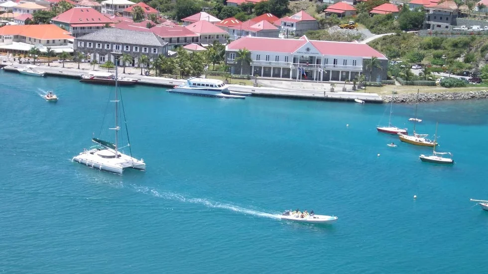 Det senaste vänortsbesöket hit, till Gustavia på St Barth, har vållat debatt. (Arkivbild)